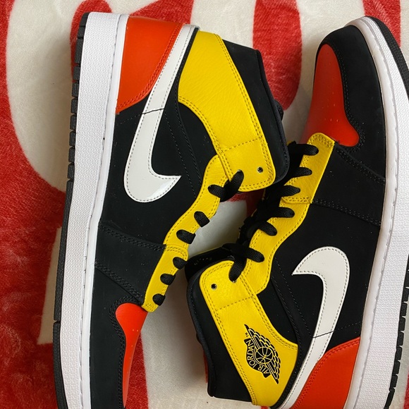 🆕 Air Jordan 1 Mid SE 'Amarillo' - Size: M 11/12 - Picture 8 of 10